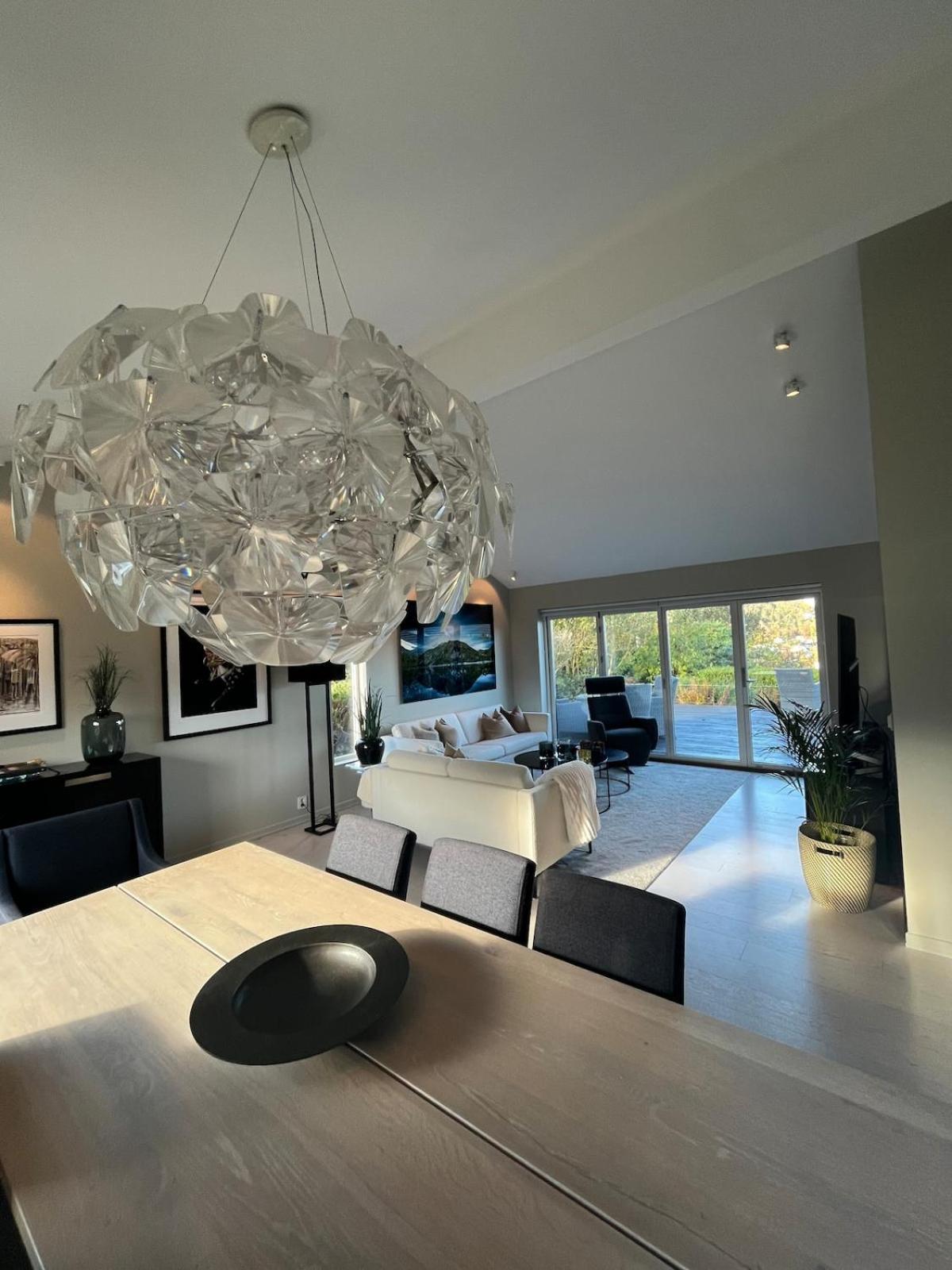 Villa Modern Detached House By The Mountains & Sea